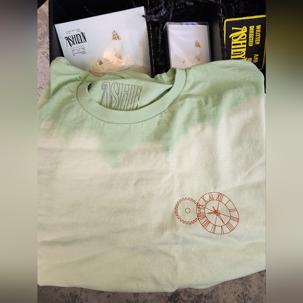 Ashe VIP Merch Box - Picture 6 of 8
